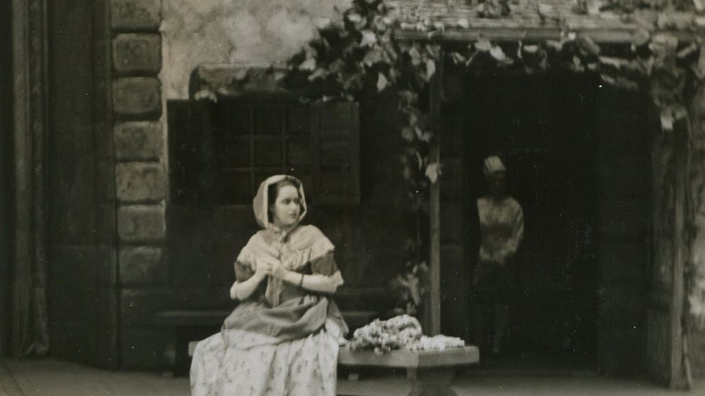 Bidu Sayao in 1939 production of Manon
